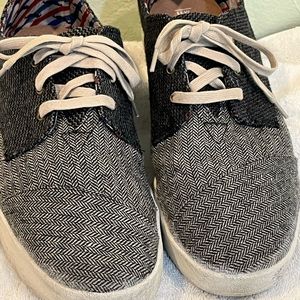 Men’s size 11 Tom’s. Good shape. Minor wear on shoes but look almost brand new.